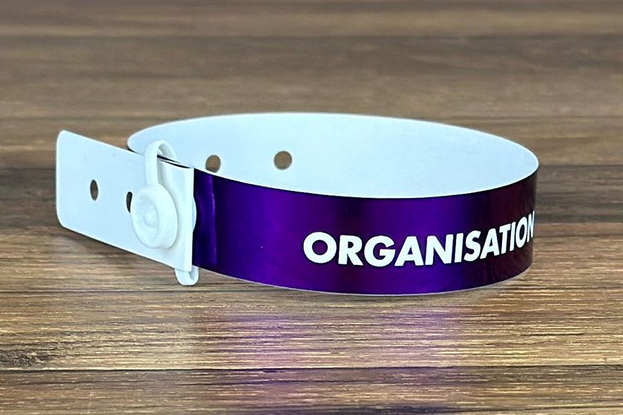 Polsbandjes met paarse metallic uitstraling door de invert foliedruk
